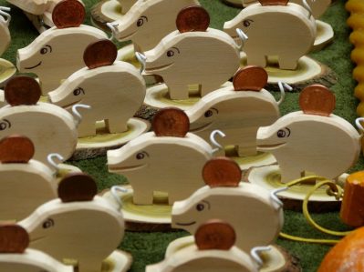 Glücksbringer Schwein mit Centmünze